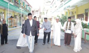 Wali Kota Tangerang Selatan (Tangsel) Benyamin Davnie menyerahkan bantuan kemasyarakatan (Banmas) Presiden Republik Indonesia Prabowo WhatsApp Image at
