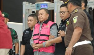 Tim Penyidik Jaksa Agung Muda Bidang Tindak Pidana Khusus (Jampidsus) Kejaksaan Agung menetapkan tiga mantan pimpinan Badan WhatsApp Image at
