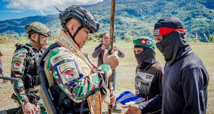 8 Anggota OPM Kembali ke NKRI di Kiwirok, Serahkan Senjata dan Ikrar Setia ke Indonesia WhatsApp Image at
