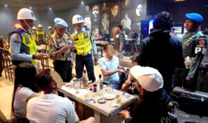 Tegakkan Disiplin, Pomau Lanud Sjamsudin Noor dan Polri Sisir Tempat Hiburan Malam WhatsApp Image at ()