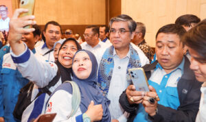Menaker Yassierli: Kolaborasi Tripartit Kunci Utama Penguatan Daya Saing Buruh WhatsApp Image at ()