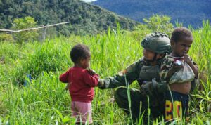 Patroli Humanis Marinir TNI AL Perkuat Kedekatan dengan Masyarakat Enarotali WhatsApp Image at