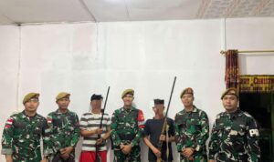 Pendekatan Humanis TNI Berhasil, Warga Perbatasan Serahkan Dua Senjata Rakitan WhatsApp Image at