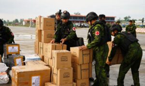 Koops TNI Habema Terobos Medan Ekstrem, Salurkan 2 Ton Bantuan untuk Warga Papua WhatsApp Image at ()