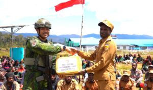Tembus Kabut dan Jurang Papua, Prajurit TNI Pikul 2 Ton Bantuan untuk Warga yang Dilanda Krisis Pangan WhatsApp Image at ()