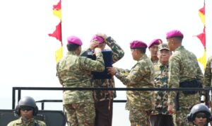 Brevet Anti Teror hingga Komando Marinir Disematkan kepada Menhan dan Wapang TNI WhatsApp Image at