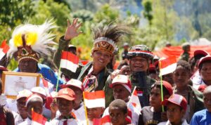 Bukan Sekadar Upacara! Koops TNI Habema Hadirkan Kampung Damai di Pedalaman Papua WhatsApp Image at