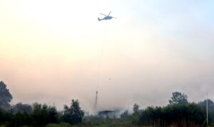 Heroik! Satgas Karhutla Lanud Sjamsudin Noor Lawan Api di Belakang Bandara, Water Bombing Langsung Dikerahkan