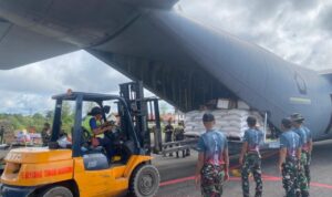 Jalur Logistik Terkendala, Hercules TNI AU Bawa Bantuan Beras ke Yahukimo WhatsApp Image at