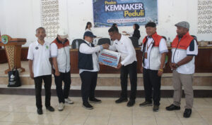 Gempa Guncang Flores, Kemnaker Kirim 250 Paket Sembako dan Santunan WhatsApp Image at ()