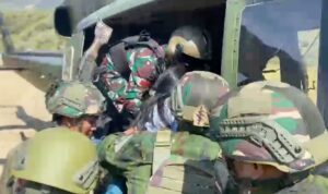 Akses Darat Terhambat, TNI Evakuasi Istri Almarhum Aris Sanda dari Mbua ke Wamena WhatsApp Image at ()