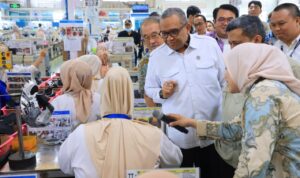 Wamenaker Turun ke Pabrik Sepatu Serang, Ini Pesan Penting soal Pekerja dan Industri WhatsApp Image at ()