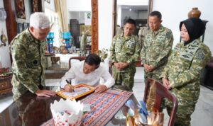Kapuskes TNI Sambangi Agum Gumelar, Pesan Tegas soal Sapta Marga dan Sumpah Prajurit WhatsApp Image at