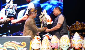 Panglima TNI Turun ke Pangandaran, Pagelaran Wayang Golek Jadi Ajang Pererat Kedekatan dengan Rakyat WhatsApp Image at