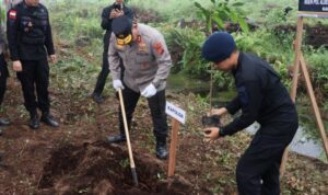 Tanam 115 Bibit Pohon di SMAN 4 Sungai Raya, Kapolda Kalbar Dorong Pelajar Jadi Pelopor Lingkungan WhatsApp Image at
