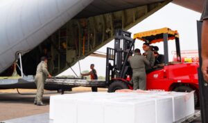 Hercules TNI Angkut Dry Ice dan Garam Semai untuk Penanganan Karhutla WhatsApp Image at