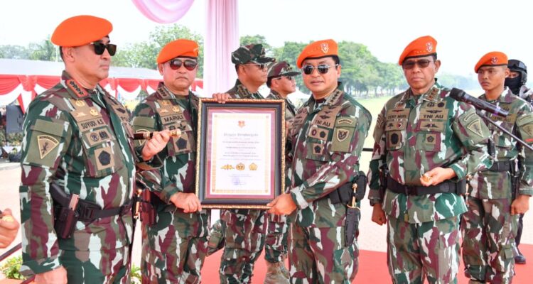 Panglima TNI Agus Subiyanto Diangkat Jadi Warga Kehormatan Korpasgat WhatsApp Image at