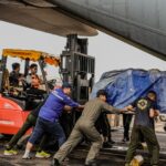 Hercules C-130 TNI AU membawa 15 ton garam semai untuk operasi modifikasi cuaca di Banjarmasin.