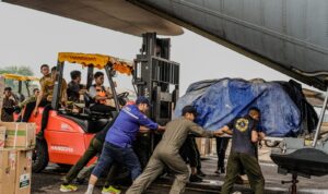 Hercules C-130 TNI AU membawa 15 ton garam semai untuk operasi modifikasi cuaca di Banjarmasin.