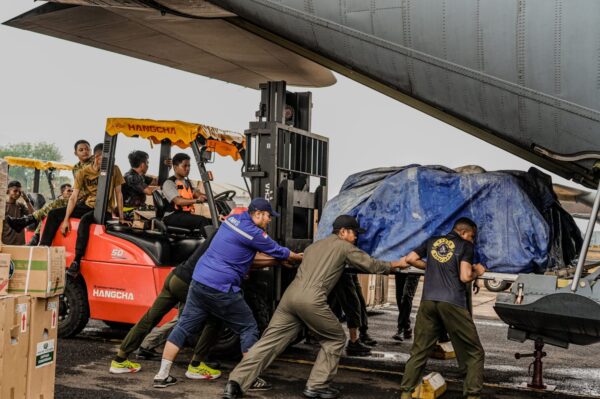 Hercules C-130 TNI AU membawa 15 ton garam semai untuk operasi modifikasi cuaca di Banjarmasin.