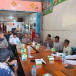 Camat dan kepolisian menyerap aspirasi warga Sungai Ambawang dalam kegiatan Kopi Bareng di Kubu Raya