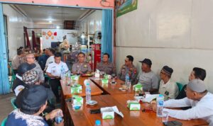 Warga Sungai Ambawang Keluhkan Jalan Tak Bisa Dilalui Ambulans, Camat dan Polisi Turun Tangan Camat dan kepolisian menyerap aspirasi warga Sungai Ambawang dalam kegiatan Kopi Bareng di Kubu Raya