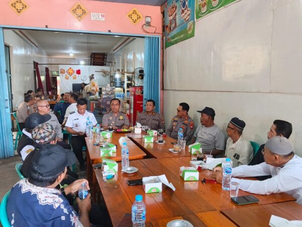Camat dan kepolisian menyerap aspirasi warga Sungai Ambawang dalam kegiatan Kopi Bareng di Kubu Raya