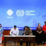 Penandatanganan Deklarasi Pekerjaan Layak DWCP 2026–2030 oleh Kemnaker, APINDO, serikat pekerja, dan ILO di Jakarta.