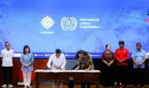 Penandatanganan Deklarasi Pekerjaan Layak DWCP 2026–2030 oleh Kemnaker, APINDO, serikat pekerja, dan ILO di Jakarta.