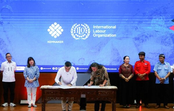Penandatanganan Deklarasi Pekerjaan Layak DWCP 2026–2030 oleh Kemnaker, APINDO, serikat pekerja, dan ILO di Jakarta.