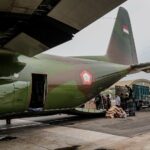 Pesawat Hercules C-130 TNI AU mengangkut garam semai untuk operasi modifikasi cuaca penanganan karhutla.
