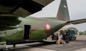 Pesawat Hercules C-130 TNI AU mengangkut garam semai untuk operasi modifikasi cuaca penanganan karhutla.