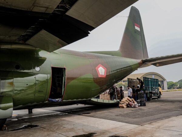 Pesawat Hercules C-130 TNI AU mengangkut garam semai untuk operasi modifikasi cuaca penanganan karhutla.