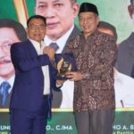 Menteri Koperasi Ferry Juliantono mendorong koperasi petani sawit membangun pabrik CPO dan kilang minyak goreng.