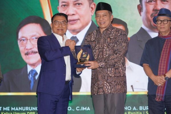 Menteri Koperasi Ferry Juliantono mendorong koperasi petani sawit membangun pabrik CPO dan kilang minyak goreng.