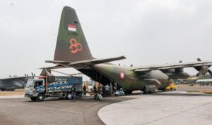 Percepat Penanganan Karhutla, TNI Kirimkan 20 Ton NaCl ke Banjarmasin dan Palembang WhatsApp Image at ()