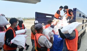 TNI melaksanakan operasi modifikasi cuaca dengan menyemai 11 ton bahan untuk membantu mengatasi karhutla di Kalimantan.