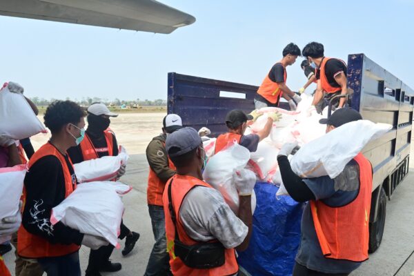 TNI melaksanakan operasi modifikasi cuaca dengan menyemai 11 ton bahan untuk membantu mengatasi karhutla di Kalimantan.