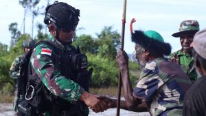 Marinir Anjangsana ke Kepala Suku Iniye Di Pedalaman Papua, Sekaligus Menggelar Baksos