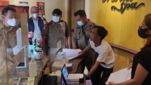 Satpol Pol PP Kota Tangsel Tegur Pelaku Usaha Tak Taat Prokes