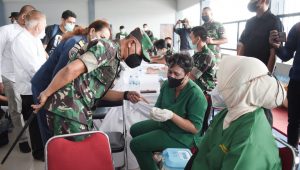 Target Capai Herd Immunity, Kodam XVI/Pattimura Laksanakan Serbuan Vaksin di Pelabuhan Ambon