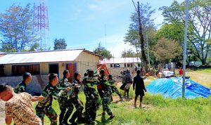 Berbahaya Bagi Warga, Satgas Yonif Raider142/KJ Bantu Tebang Pohon