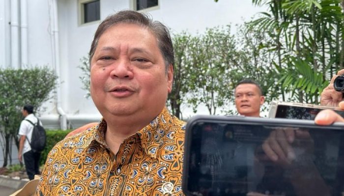 Menko Perekonomian Airlangga Hartarto dan Menteri Perdagangan Zulkifli Hasan usai pertemuan membahas soal ketersediaan beras dan bahan pokok lainnya jelang Bulan Ramadan
