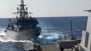 Kapal Perusak Amerika "Chafee" Mencoba Menabrak Kapal Anti-Kapal Selam Rusia "Admiral Tributs"