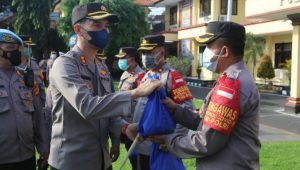 Kapolres Buleleng Berikan Bingkisan Sembako Kepada Seluruh Personel Polres dan Insan Pers