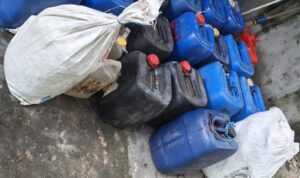 Penyelundupan 815 Liter Miras Moke Digagalkan di Pelabuhan Tenau, Kerugian Capai Puluhan Juta bf ac a a abfffde