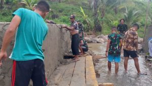 Ikut Serta Warga Bergotong-royong Bantu Satgas TMMD Ke-113