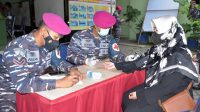 Prajurit Korps Marinir TNI AL Laksanakan Vaksinasi Covid-19 Untuk Masyarakat Maritim di Desa Pabean Sidoarjo