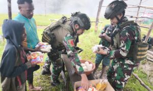 Bagikan Sembako, Satgas TNI Disambut Gembira Warga Arugia