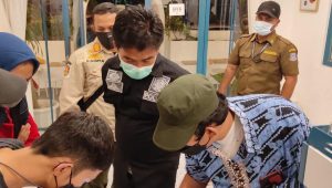 Tegas..!! Langgar Jam Operasional PPKM Level 3, Satpol PP Kota Tangsel Tertibkan Pelaku Usaha